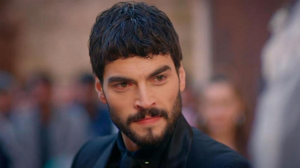 آکین آکینوزو در نمایی از سریال «تردید» (Hercai)